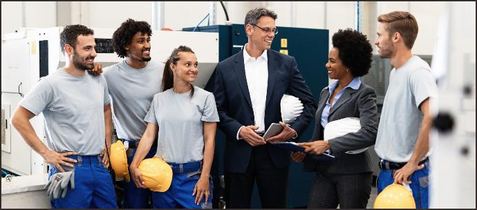 Groupe de professionnels divers, comprenant des techniciens experts et des managers, engagés dans une session de formation, représentant les services de formation fournis. L'image met en avant l'engagement pour une formation minutieuse et patiente, garantissant que tous les membres de l'équipe soient capables de manipuler et d'entretenir l'équipement de manière compétente.